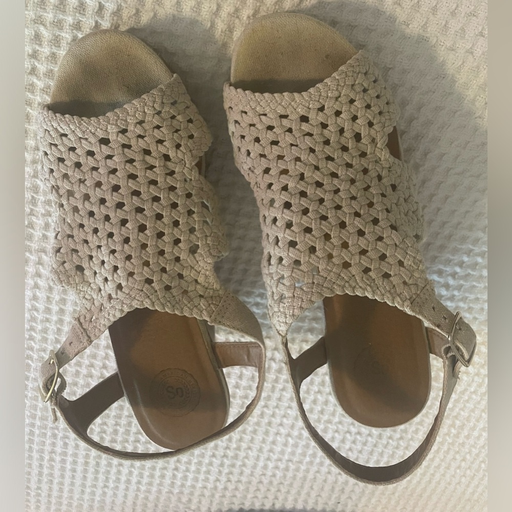 SO Women's Tan Woven Sandals